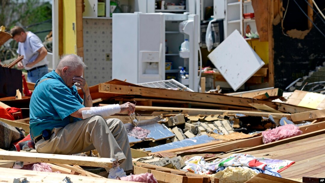 Un anciano descansa mientras busca recuerdos en su destruida casa en Tupelo, Mississippi.