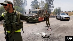 Anggota tentara Israel berada di lokasi jatuhnya roket yang ditembakkan dari Lebanon di dekat Kfar Szold, di utara Israel, pada 14 Juni 2024. (Foto: AFP/Jalaa Marey)