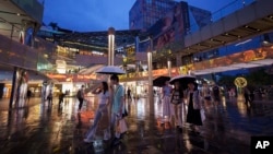 ARCHIVO – Peatones hacen compras en centro comercial Taikoo Li Sanlitun en Beijing, China, el 2 de julio de 2024. 