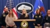 La Fiscal General de Estados Unidos, Pam Bondi, habla en una conferencia de prensa para anunciar una nueva acción legal del Departamento de Justicia sobre la aplicación de las leyes de inmigración en el Departamento de Justicia en Washington, DC, el 12 de febrero de 2025.