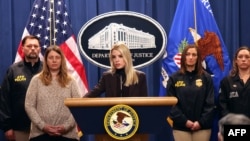 La Fiscal General de Estados Unidos, Pam Bondi, habla en una conferencia de prensa para anunciar una nueva acción legal del Departamento de Justicia sobre la aplicación de las leyes de inmigración en el Departamento de Justicia en Washington, DC, el 12 de febrero de 2025.