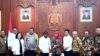  Gubernur Jawa Timur Khofifah Indar Parawansa bertemu Staf Khusus Presiden untuk Papua Lenis Kogoyo di Gedung Negara Grahadi Surabaya, Surabaya, Selasa, 20 Agustus 2019. (Foto: Petrus Riski/VOA)