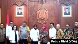  Gubernur Jawa Timur Khofifah Indar Parawansa bertemu Staf Khusus Presiden untuk Papua Lenis Kogoyo di Gedung Negara Grahadi Surabaya, Surabaya, Selasa, 20 Agustus 2019. (Foto: Petrus Riski/VOA)