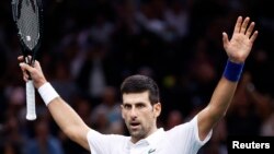 Petenis Serbia Novak Djokovic merayakan kemenangannya dalam pertandingan terakhirnya melawan petenis Rusia Daniil Medvedev. (Foto: REUTERS/Christian Hartmann)