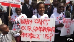 FILE - Protester Jaciata Okumu carries a sign during a march against police impunity in Nairobi, Kenya, July 4, 2016. (J. Craig/VOA) 