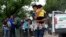 Người dân Mexico vượt biên giới sang Mỹ gần McAllen, Texas, và chờ nhân viên tuần tra biên giới kiểm tra giấy tờ hôm 14/3. Một thẩm phán liên bang đã chặn lại chính sách của Tổng thống Trump khi muốn đưa lại những người xin tị nạn về lại Mexico trong khi chờ ngày ra tòa ở Mỹ.