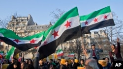 Des migrants syriens et iraniens se sont rassemblés à Paris pour protester contre la guerre en Syrie, le 17 décembre 2016.