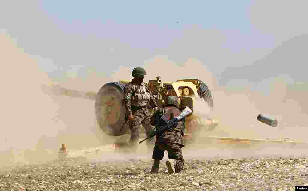Artiljerci afganistanske armije na jednom od treninga kroz koje moraju proći.