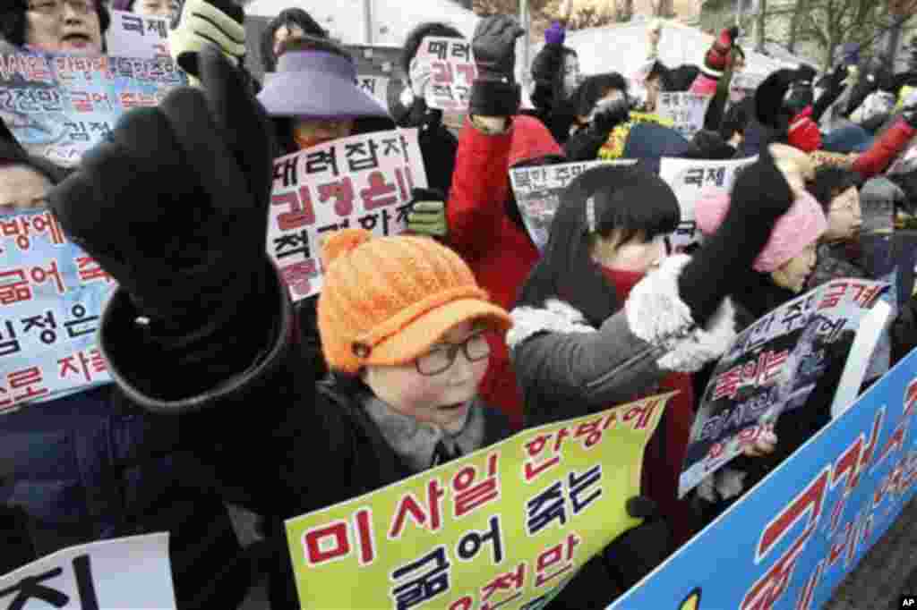 13일 한국 서울에서 북한의 장거리 로켓 발사를 규탄하는 시위.