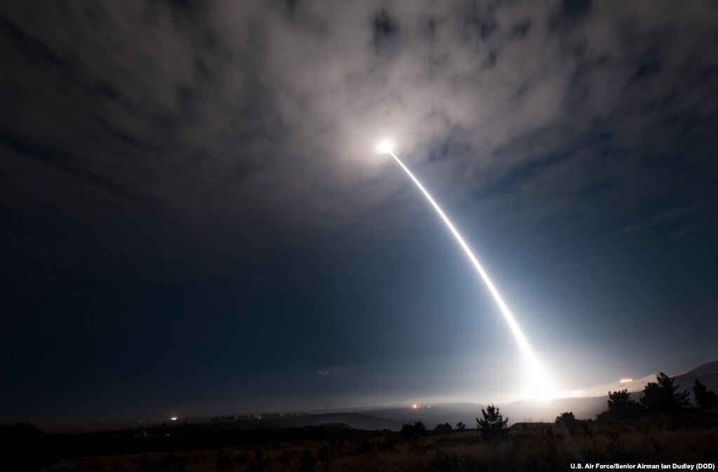   ĶϾ ݵ  &#39;̴Ʈ 3&#39; ź̻(ICBM)  ߻ϰ ִ.  4õ200(6õ759km)  ߺ  ȱ α ǥ  ٰ  籹 . &nbsp;