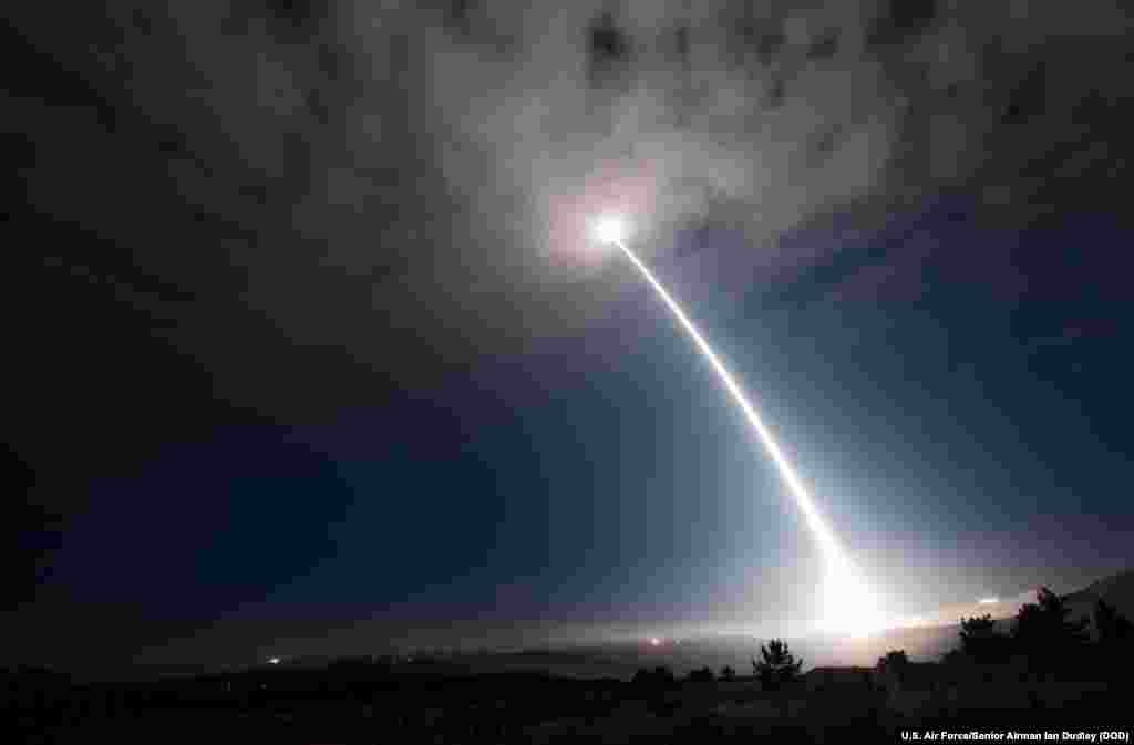미 공군이 캘리포니아주 반덴버그 기지에서 &#39;미니트맨 3&#39; 대륙간탄도미사일(ICBM)을 시험 발사하고 있다. 약 4천200마일(6천759km)을 날아 중부 태평양 마셜군도 인근 목표물을 성공적으로 맞췄다고 군 당국은 밝혔다. &nbsp;