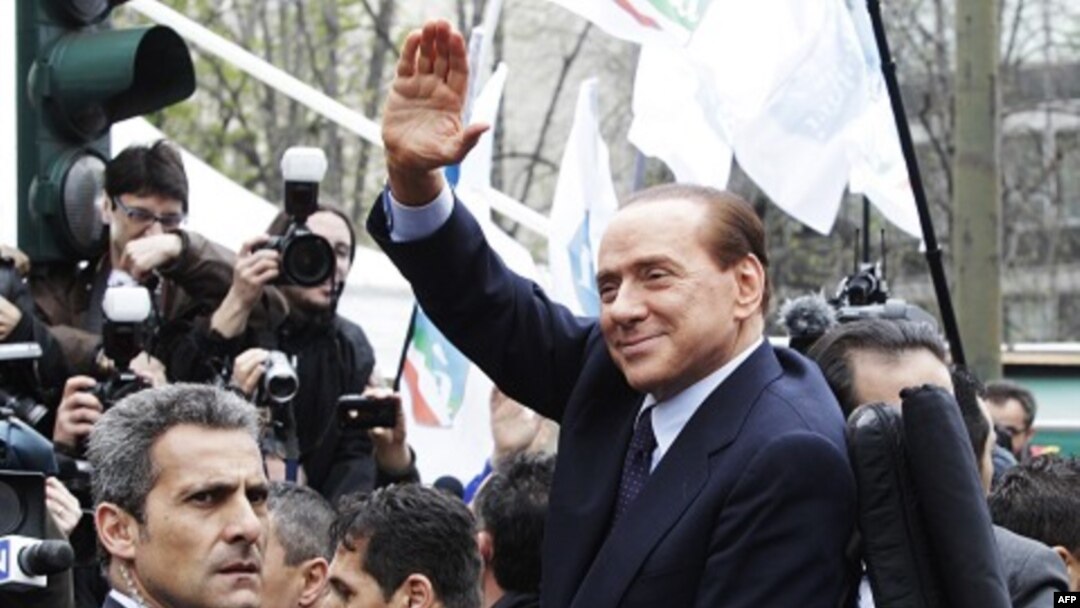 Thủ tướng Italia Silvio Berlusconi bác bỏ mọi cáo buộc và nói với các phóng viên rằng mọi chuyện vẫn tốt đẹp.
