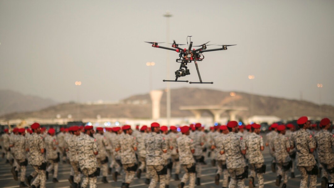 Sebuah drone atau pesawat nirawak yang digunakan oleh Pasukan Keamanan Arab Saudi untuk merekam parade militer dalam persiapan musim ibadah haji di Mekkah, 17 September 2015. (Foto:dok)