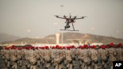 Sebuah drone atau pesawat nirawak yang digunakan oleh Pasukan Keamanan Arab Saudi untuk merekam parade militer dalam persiapan musim ibadah haji di Mekkah, 17 September 2015. (Foto:dok)