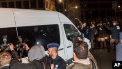 카를로드 푸지데몬 전 카탈루냐 자치정부 수반이 탄 것으로 보이는 승합차가 5일 벨기에 브뤼셀의 검찰청을 건물을 떠나고 있다.