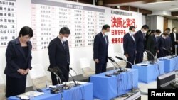 فومیو کیشیدا، نخست‌وزیر ژاپن، و اعضای حزب او در توکیو برای ادای احترام به شینزو آبه، نخست وزیر فقید پیشین، چند لحظه سکوت کرده‌اند. (یکشنبه ۱۹ تیر ۱۴۰۱)