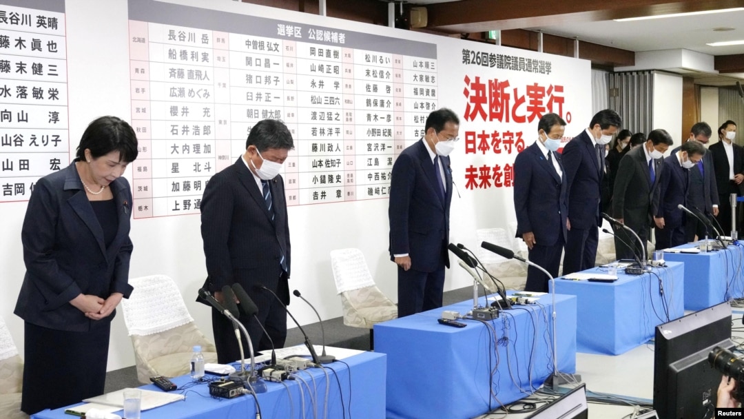 PM Jepang dan presiden Partai Demokrat Liberal (LDP) Fumio Kishida dan pejabat partai lainnya mengheningkan cipta bagi mendiang mantan PM Shinzo Abe di markas partai LDP di Tokyo, Jepang (10/7). 