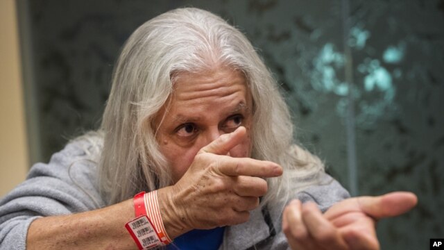 El sobreviviente de la matanza de Planned Parenthood,  Ozy Licano, describe su encuentro con el atacante.
