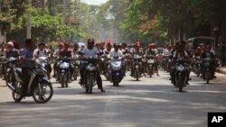 Warga Budha radikal mengendarai sepeda motor dalam aksi protes anti-Muslim di negara bagian Rakhine, Myanmar barat (foto: dok).