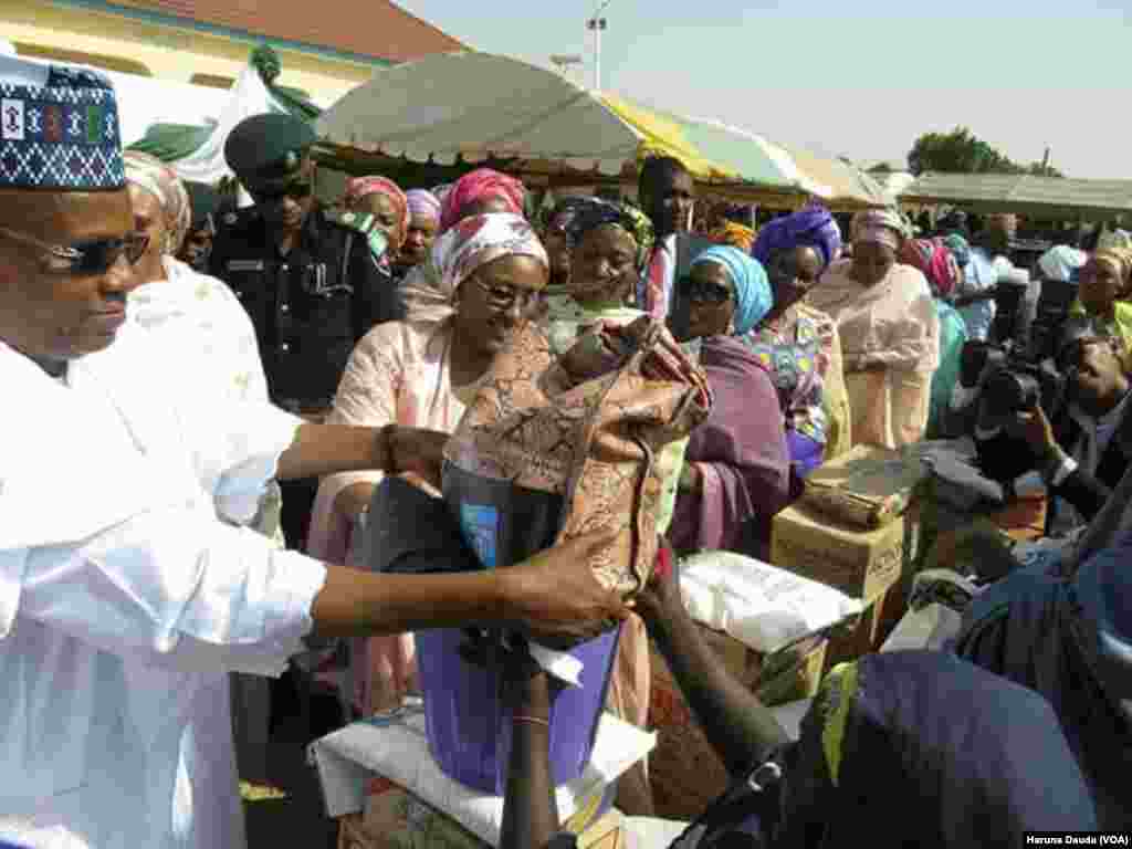 AISHA BUHARI: Ta kai kayan tallafin kayan abinci jihar Borno