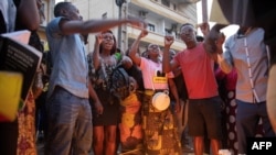 Pessoas reunidas durante uma vigília por Paulo Guambe e pelo conselheiro e advogado Elvino Dias, ambos a trabalhar com o principal candidato da oposição moçambicana pelo PODEMOS, um dia depois de terem sido mortos a tiro, em Maputo