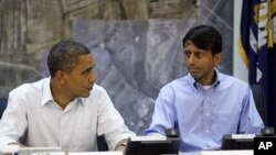 President Barack Obama (l) and Louisiana Governor Bobby Jindal at Saint John Parish Emergency Operations Center (EOC) in LaPlace, Louisiana, Sept. 3, 2012.