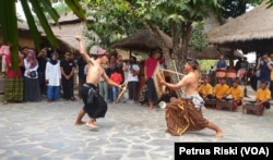 Tari Perisaian, dipakai masyarakat Sasak pada zaman kerajaan untuk memilih pasukan perang, masih dilestarikan masyarakat Sasak Sade (Foto: VOA/ Petrus Riski).