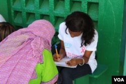 A woman signs up for a free breast and cervical cancer screening organized by nonprofit Junior Chamber International at the Philippe Maguilen Senghor health center in Yoff, Dakar, Senegal, April 22, 2017. (S. Christensen/VOA)