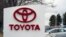 Logo perusahaan terlihat di luar toko dealer Toyota di Lakewood, Colorado. (Foto: AP)