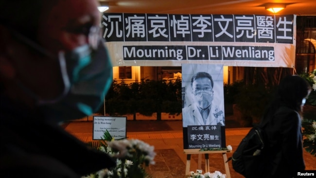 香港民众戴着口罩参加悼念李文亮医生的烛光守夜活动。(2020年2月7日)