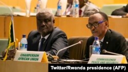 Paul Kagame, mokonzi ya Rwanda mpe mokambi ya Union africaine (na loboko ya mobali) mpe Moussa Faki, mokambi ya Commission ya Union africaine, na bokutani ya Addis Abeba, Ethiopie, 17 janvier 2018. (Twitter/Rwanda presidence)