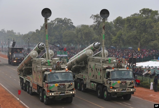 Rudal jelajah supersonik BrahMos di New Delhi, India, 23 Januari 2015. (Foto: AP)