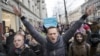 Alexei Navalny (centro) numa manifestação, na Rússia. AP Photo/Evgeny Feldman, File)