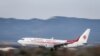 Un Boeing Boeing 737-8D6 immatriculé 7T-VKQ d'Air Algérie débarque à l'aéroport de Genève, le 20 novembre 2017.