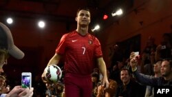 Portugal's football team forward Cristiano Ronaldo arrives to an interview during the presentation of new Nike football boots in Madrid, April 25, 2014. 