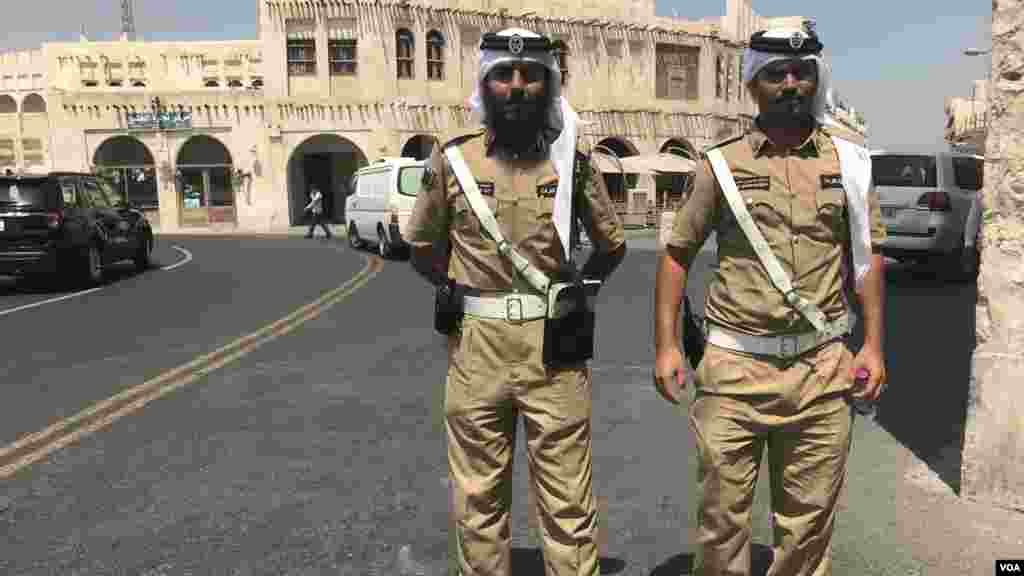 دوحہ کے مشہور بازار سوق واقف کی پوليس کا لباس بھی دوسری پوليس سے مختلف ہے جس ميں قطری ثقافت کی جھلک واضح نظر آتی ہے۔