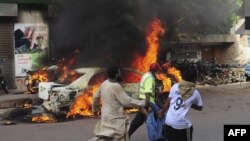 Warga setempat mengangkut korban tewas dan luka-luka setelah serangan maut atas sebuah rapat umum di Karachi, Selasa (22/5).