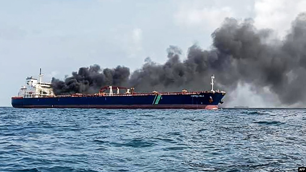 Kapal tanker berbendera Singapura Hafnia Nile terbakar di Tanjung Sedili, dekat Singapura. (Foto: AFP)