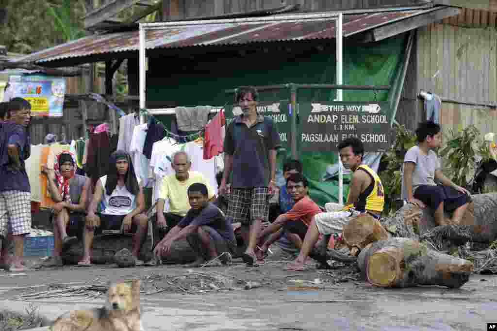 Dân trong làng Andap, tỉnh Compostela Valley gặp lũ quét trông chờ hàng cứu trợ của chính quyền.