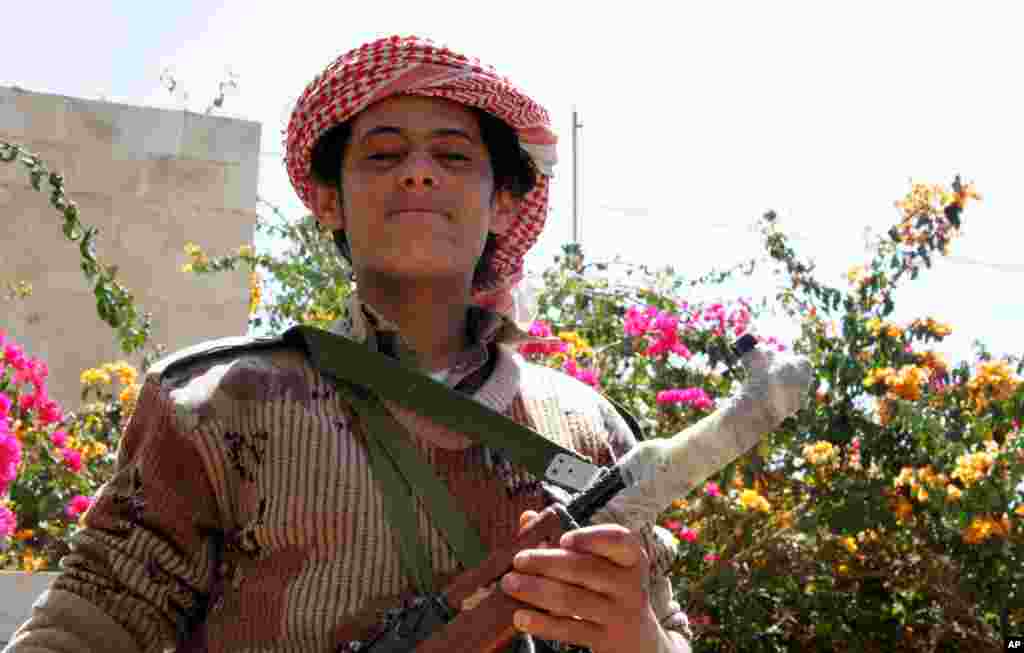 One year after the Arab Spring hit Yemen, youths on both sides are hopeful - In Sana'a, February 19, 2012. (VOA - E. Arrott)