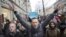 Alexei Navalny (centro) numa manifestação, na Rússia. AP Photo/Evgeny Feldman, File)
