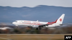 Un Boeing Boeing 737 d'Air Algérie atterrit à l'aéroport de Genève, le 20 novembre 2017.