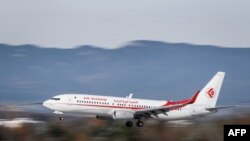 Un Boeing Boeing 737-8D6 immatriculé 7T-VKQ d'Air Algérie débarque à l'aéroport de Genève, le 20 novembre 2017.