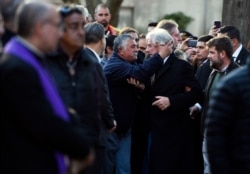 ARCHIVO - El presidente de Uruguay, Tabaré Vázquez, es abrazado por un partidario al entrar al cementerio para el entierro de su esposa María Auxiliadora Delgado, en Montevideo, Uruguay, el 31 de julio de 2019.