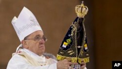 El papa Francisco se emocionó al encontrarse frente a la imagen de la Virgen de Aparecida, en Brasil, a la que tomó en sus manos y abrazó.