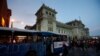 Manifestantes se acercan a un autobús dañado por manifestantes frente al Palacio Nacional para exigir la renuncia del presidente Alejandro Giammattei, en la Ciudad de Guatemala, el sábado 28 de noviembre de 2020. 