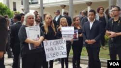 "La dictadura mata a presos políticos", decía un cartel que sostenía Lilian Tintori, esposa del líder político opositor Leopoldo López., durante el acto en homenaje al concejal Fernando Albán.