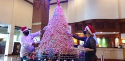 Pohon Natal yang terbuat dari kue tradisional, kue Widaran, tampak di lobi sebuah hotel di Solo, Selasa, 22 Desember 2020. (Foto: Yudha Satriawan/VOA)