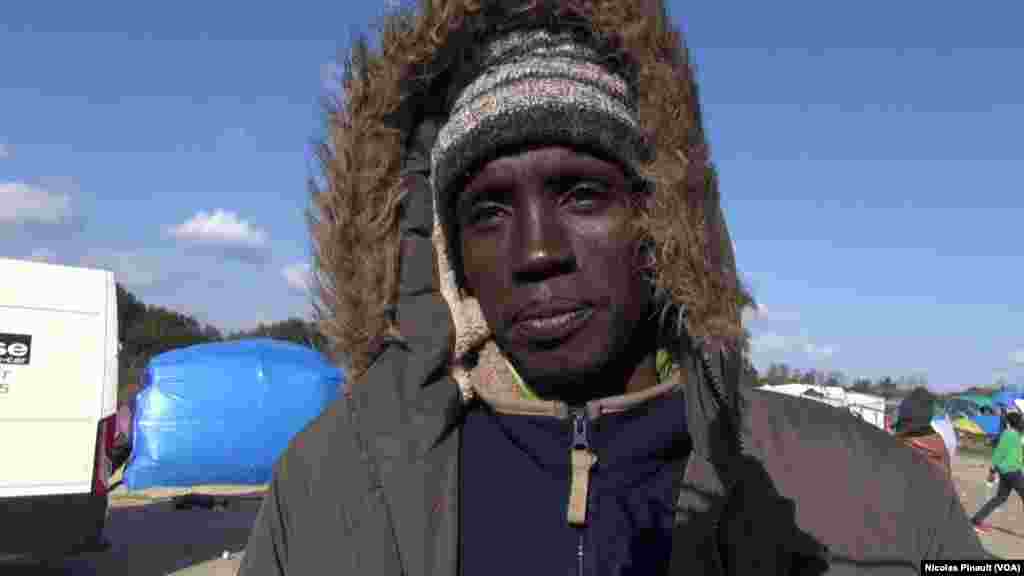 Badeldin Shogar, un migrant soudanais du Darfour, dans la &quot;jungle&quot; le nom du camp situé aux abords de Calais dans le nord de la France, 13 octobre 2015 (Nicolas Pinault/VOA).