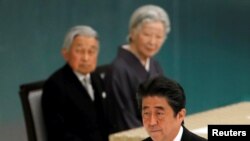 日本首相安倍与天皇2018年8月15日一起出席二战战败投降纪念活动（路透社）